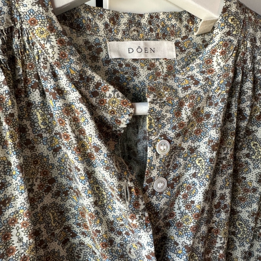 Doen Floral Button-Front Blouse in Olive Green and Cream - Picture 2 of 4